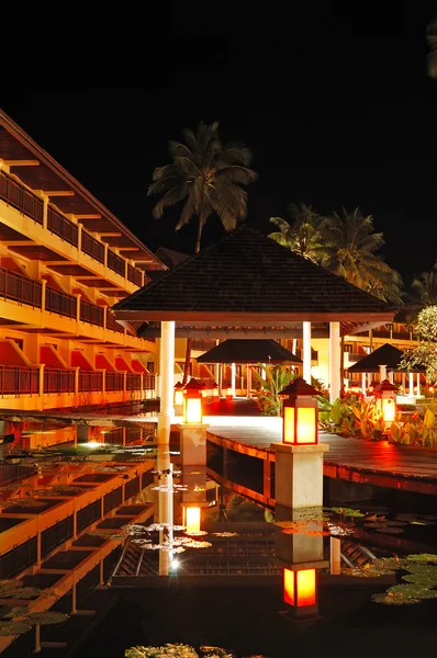 Zona de relajación iluminada de hotel de lujo, isla de Koh Chang, T — Foto de Stock