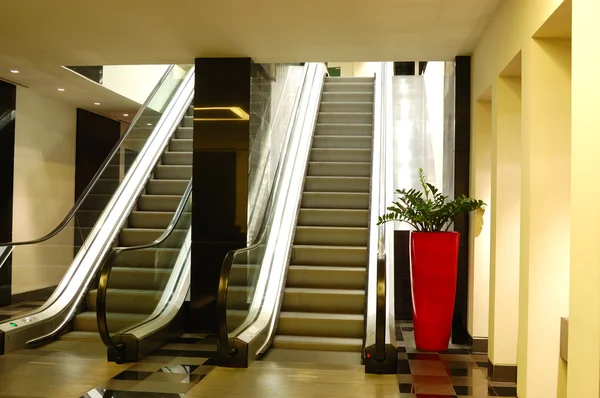 自动扶梯在豪华酒店室内设计的夜间照明、 炜钧 — 图库照片