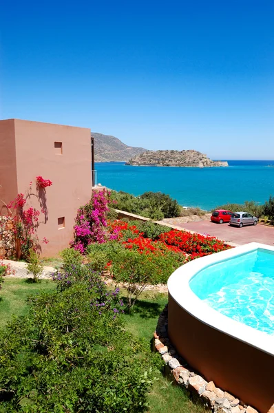 游泳池的豪华别墅与 spinalonga 岛上一个视图, — 图库照片