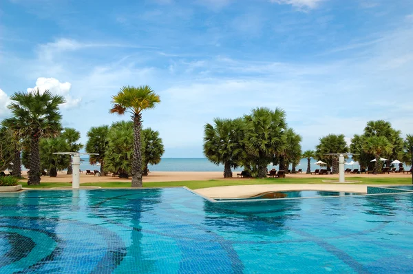Piscine presso la spiaggia di hotel di lusso, Pattaya, Thailandia — Foto Stock