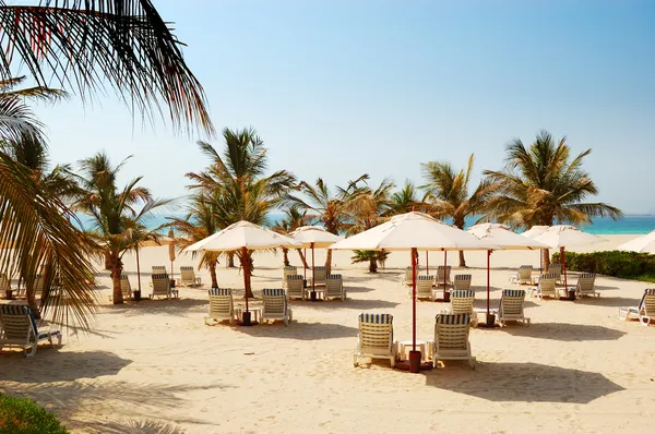 Пляж роскошного отеля, Дубай, ОАЭ — стоковое фото