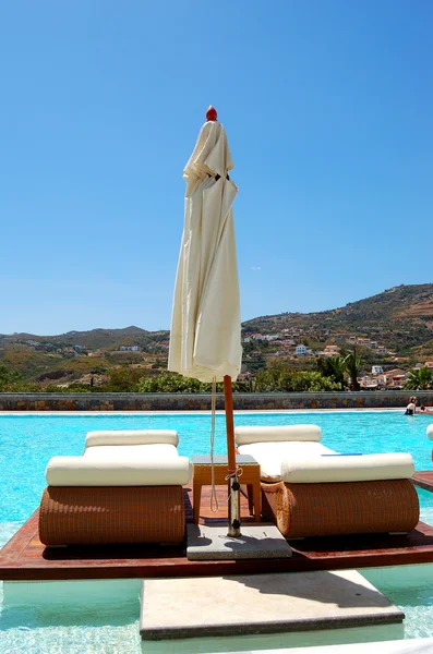 Piscine à l'hôtel de luxe moderne, Crète, Grèce — Photo