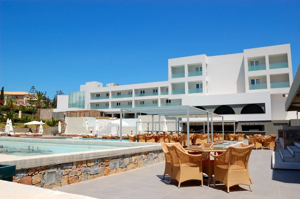 在希腊克里特岛，现代豪华酒店的户外餐厅 — 图库照片