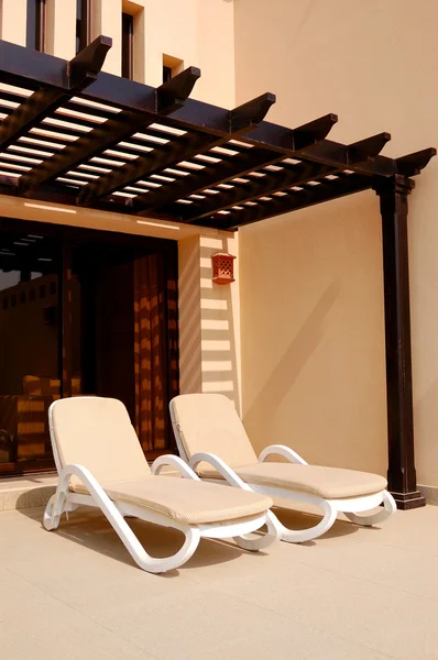 Camas de sol na villa em hotel de luxo, Dubai, Emirados Árabes Unidos — Fotografia de Stock