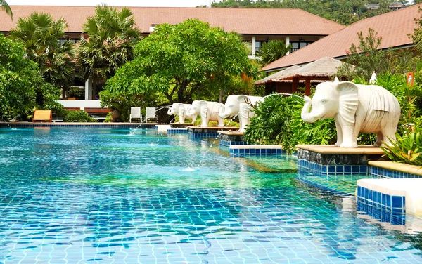 Piscina en el moderno hotel de lujo, isla Samui, Tailandia —  Fotos de Stock