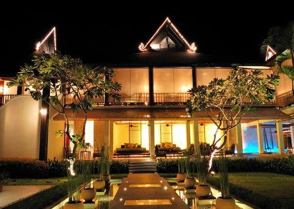 夜照明、サムイ島の高級ホテルのバーとラウンジ エリア — ストック写真