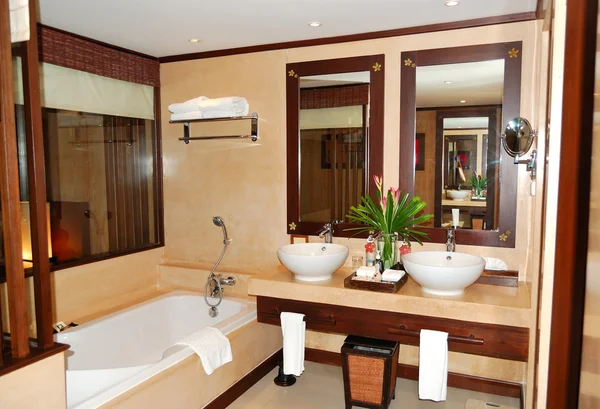 Cuarto de baño en villa de lujo moderna, isla Samui, Tailandia Imagen de stock