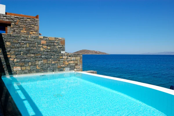 Zwembad door luxe villa, Kreta, Griekenland — Stockfoto