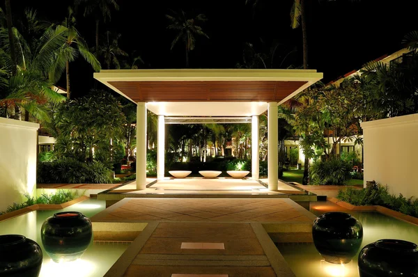 Zona lounge illuminata di hotel di lusso, Samui, Thailandia — Foto Stock