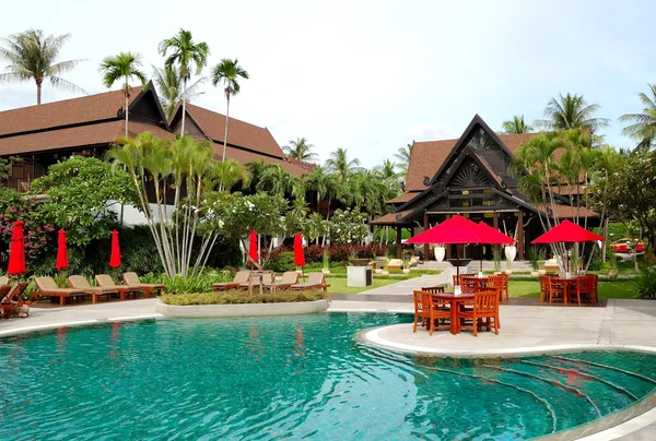 Zwembad in de buurt van lobby van luxehotel, samui, thailand — Stockfoto