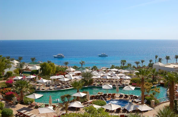 Piscina na praia do hotel de luxo, Sharm el Sheikh, Egy — Fotografia de Stock