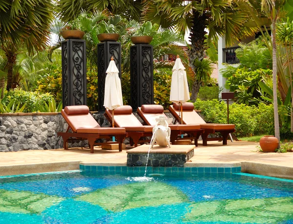 Swimming pool at modern luxury villa, Samui island, Thailand — Stock Photo, Image