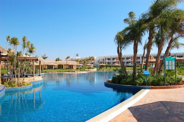 Zona de piscina en villas VIP, Sharm el Sheikh, Egipto — Foto de Stock