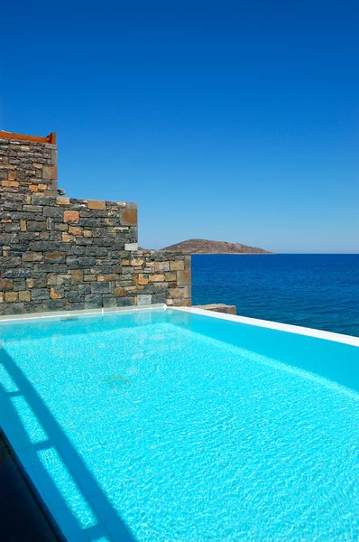Swimming pool by luxury villa, Crete, Greece — Stock Photo, Image