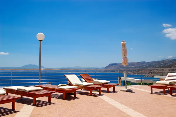 Erholungsgebiet durch Luxusvilla mit Blick auf den Berg Giouhtas — Stockfoto
