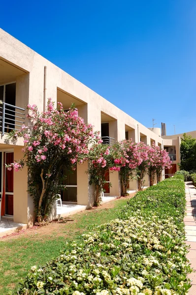 Hotelgebäude dekoriert mit schönen Blumen, Beton, Griechenland — Stockfoto