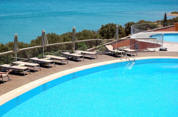 希腊克里特岛豪华别墅的游泳池 — 图库照片