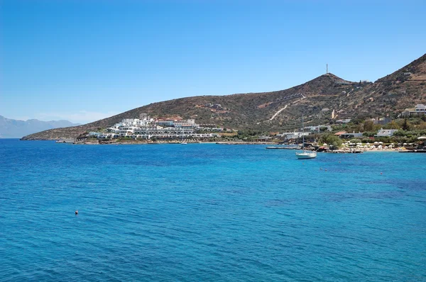 ヨットの高級ホテル、クレタ島、ギリシャのビーチで — ストック写真