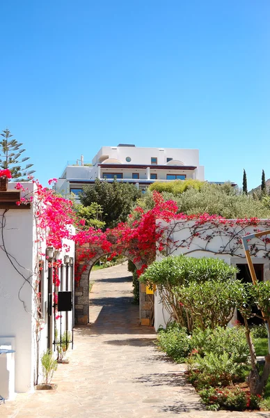 Walkway at the luxury hotel, Crete, Greece — Stock Photo, Image