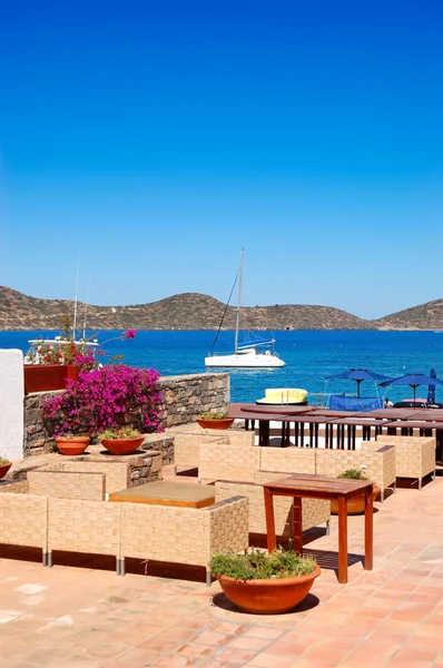 Sillas en la zona de relajación vista al mar de hotel de lujo, Creta, Greec —  Fotos de Stock