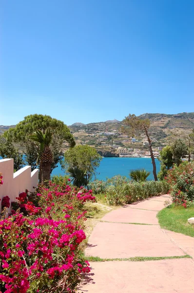 Chodnik w pobliżu plaży luksusowy hotel, crete, Grecja — Zdjęcie stockowe