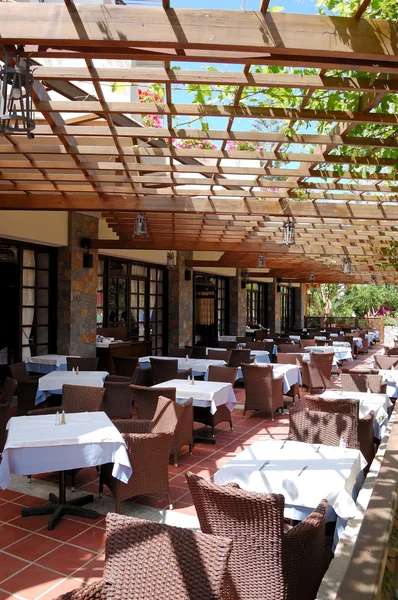Tradycyjną grecką restaurację na świeżym powietrzu w luksusowy hotel, Kreta, gr — Zdjęcie stockowe