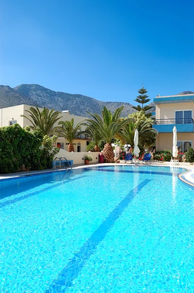 Zwembad op de luxe villa, Kreta, Griekenland — Stockfoto
