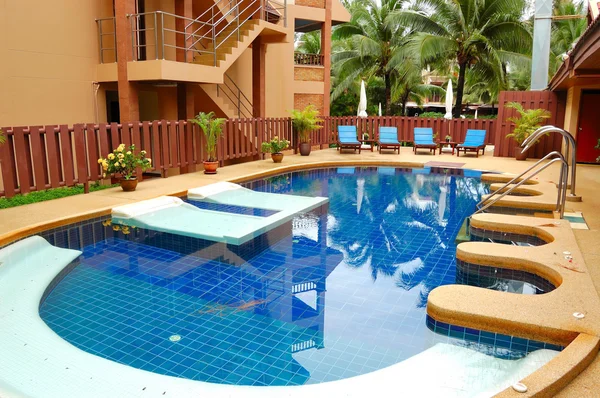 Plavecký bazén v lázních luxusní hotel, phuket, Thajsko — Stock fotografie