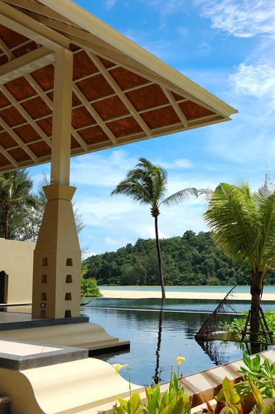 Palmboom op het strand en zwembad, phuket, thailand — Stockfoto