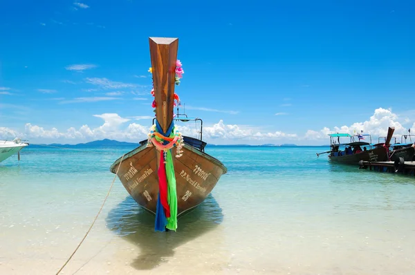 ピピ島 タイのビーチの青緑色の水で伝統的なタイ様式のボート — ストック写真