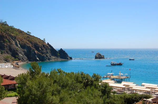 Пляж роскошного отеля на Средиземном море, Анталья, Турция — стоковое фото