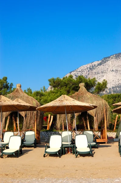 Tumbonas en la playa de hotel de lujo, Antalya, Turquía — Foto de Stock