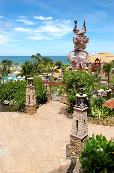 游泳池在海滩的最受欢迎的酒店，芭堤雅，泰国 — 图库照片