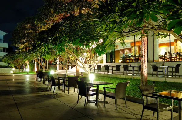Restaurantes interiores e exteriores em iluminação noturna, Pattaya, T — Fotografia de Stock
