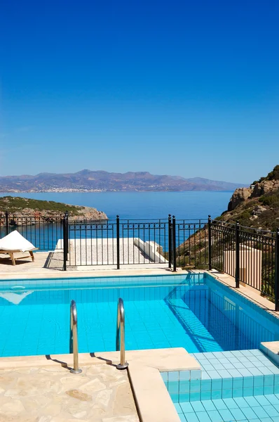 Zwembad op de luxe villa, Kreta, Griekenland — Stockfoto