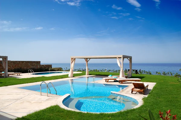Swimming pool at luxury villa, Crete, Greece — Stock Photo, Image