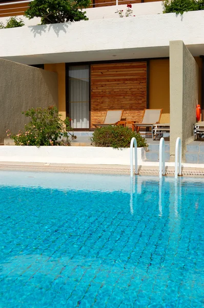 Bazén v luxusní vile, Kréta, Řecko — Stock fotografie