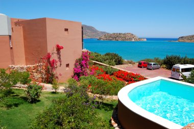 Yüzme havuzunun kenarında spinalonga Adası, crete, Yunanistan manzaralı lüks villa