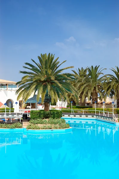 Piscina e palmeiras no hotel de luxo, Creta, Grécia — Fotografia de Stock