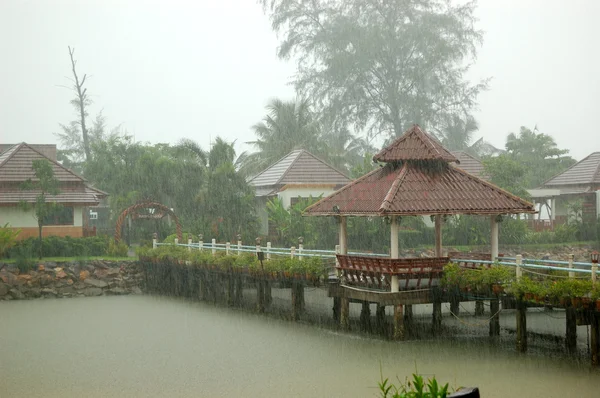 Fuertes lluvias tropicales en el resort, Koh Chang, Tailandia — Foto de Stock