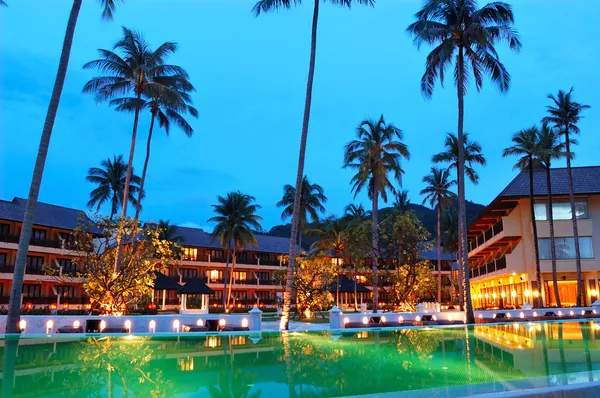 Groene Zwembad Buurt Van Open Air Restaurant Nacht Verlichting Koh — Stockfoto
