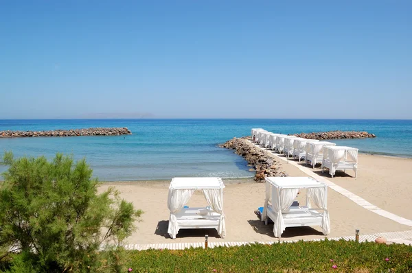 Chaty na plaży luksusowy hotel, crete, Grecja — Zdjęcie stockowe