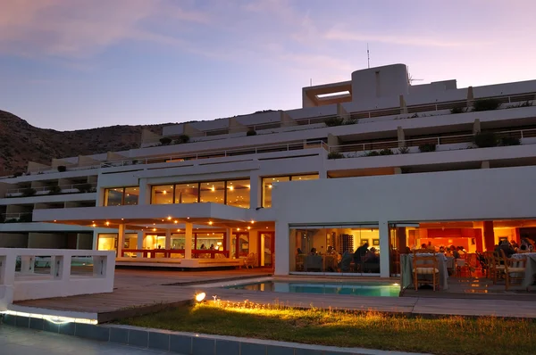 Restaurant de verlichting van luxehotel tijdens zonsondergang, Kreta, — Stockfoto