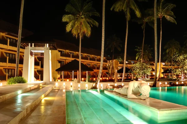 Moderna piscina decorata con statua di Buddha in illum notte — Foto Stock