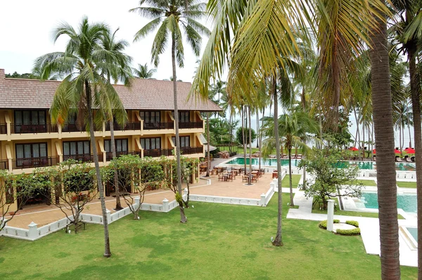 Groene zwembad in de buurt van open-air restaurant, koh chang eiland, — Stockfoto