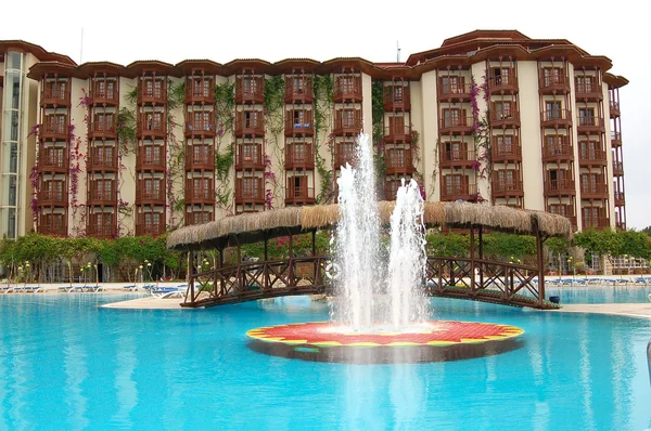 Swimming pool with fountain at the luxury hotel, Antalya, Turkey — Stock Photo, Image