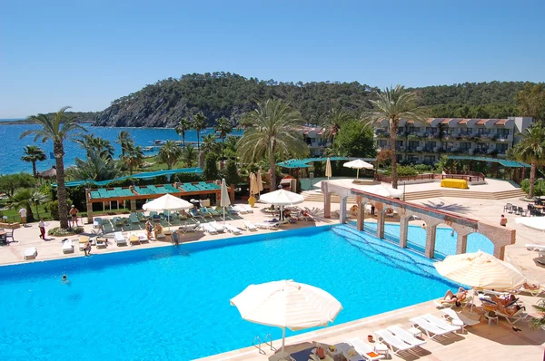 Zwembad en strand van luxe hotel, antalya, Turkije — Stockfoto