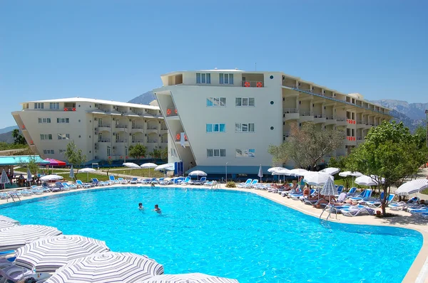 Swimming pool at the popular hotel, Antalya, Turkey — Stock Photo, Image