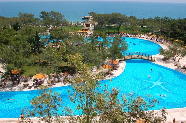 Grande piscina e praia de hotel de luxo, Antalya, Turquia — Fotografia de Stock