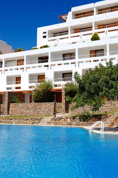 Бассейн в роскошном отеле, Крит, Греция — стоковое фото